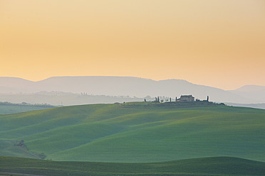 Italien, Blick auf eine bäuerliche Landschaft bei Sonnenaufgang - FLF000100
