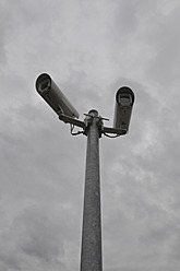 Deutschland, Bayern, Blick auf Beobachtungskameras gegen den Himmel - AXF000161