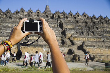 Indonesien, Junge Frau beim Fotografieren des Borobudur-Tempels - MBEF000427