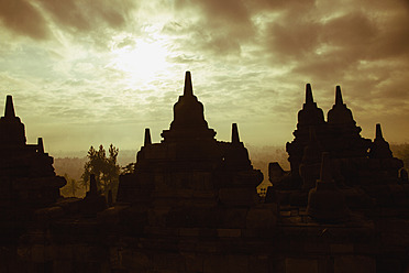 Indonesien, Yogyakarta, Ansicht des Borobudur-Tempels - MBEF000429