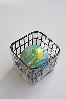 Kleiner Globus im Korb verpackt - AXF000163
