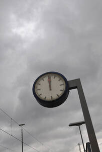 Deutschland, Bayern, Bahnhofsuhr gegen Himmel - AXF000185