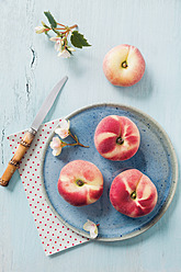 Pfirsiche auf Keramikteller mit Blüte und Messer auf Tisch - ECF000006