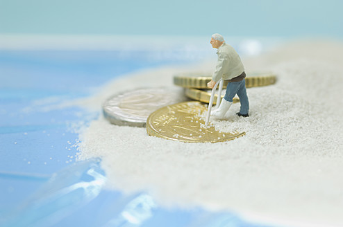 Figur eines behinderten Patienten am Strand mit Euro-Münze - ASF004577