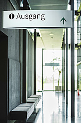 Deutschland, Stuttgart, Ansicht eines Bürogebäudes mit Ausgangsschild - MFPF000192