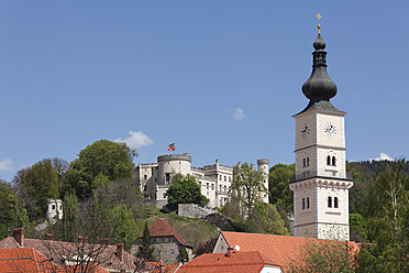 Österreich, Kärnten, Blick auf das Schloss und die St. Markus Kirche in Wolfsberg - SIEF002799