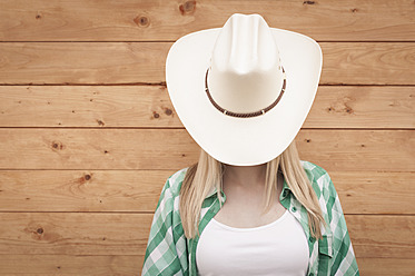 Deutschland, Teenager-Mädchen bedeckt Gesicht mit Cowboyhut - KJF000164