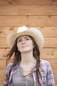 Germany, North Rhine Westphalia, Young woman with cowboy hat, smiling - KJF000166