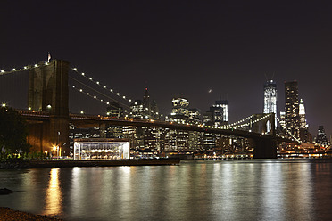 USA, New York, Blick auf die Brooklyn Bridge bei Nacht - TLF000675