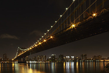 USA, New York, Blick auf die Manhattan Bridge bei Nacht - TLF000676