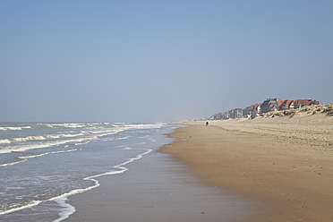 Belgien, Blick auf den Strand, im Hintergrund die Stadt Blankenberge - GWF001892