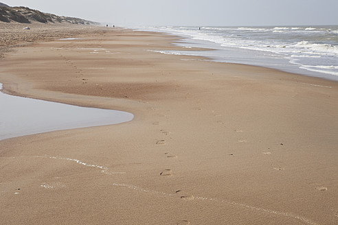Belgien, Fußabdruck auf Sand an der Nordsee - GWF001894