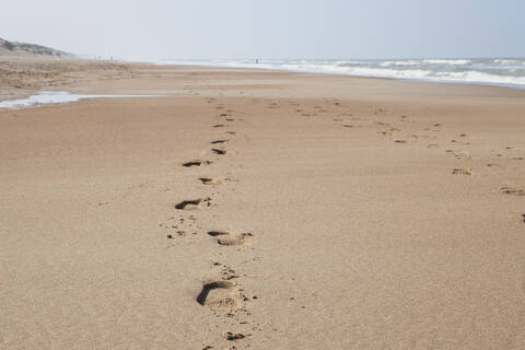 Belgien, Fußabdruck auf Sand an der Nordsee, lizenzfreies Stockfoto