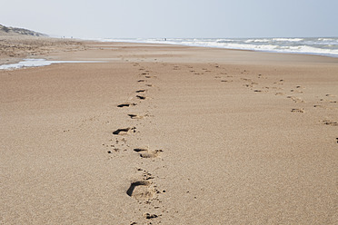 Belgien, Fußabdruck auf Sand an der Nordsee - GWF001895