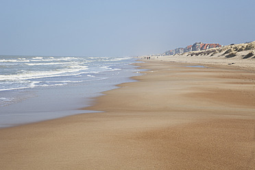 Belgien, Blick auf den Strand, im Hintergrund die Stadt Blankenberge - GWF001896