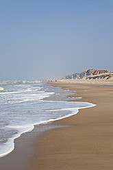 Belgien, Blick auf den Strand, im Hintergrund die Stadt Blankenberge - GWF001897