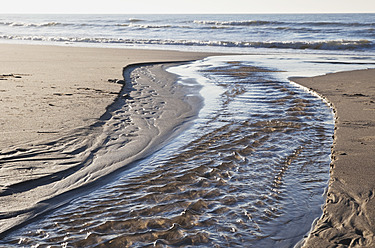 Belgien, Blick auf Meerwasserfluss am Strand - GWF001900