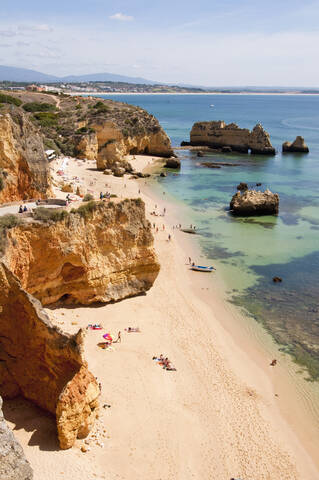 Portugal, Lagos, Tourist am Praia da Dona Ana, lizenzfreies Stockfoto