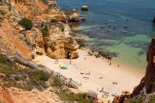 Portugal, Lagos, Tourist am Praia da Camilo - UMF000363