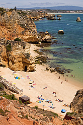 Portugal, Lagos, Tourist am Praia da Camilo - UMF000362