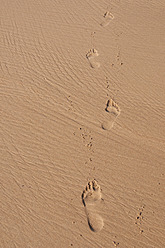 Portugal, Footprints on sand - UMF000360