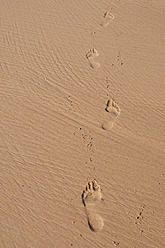 Portugal, Fußabdrücke auf Sand - UMF000360