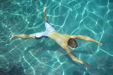 USA, Texas, Teenage boy diving in swimming pool - ABAF000127