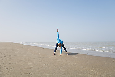 Belgien, Reife Frau beim Sport an der Nordsee - GWF001885