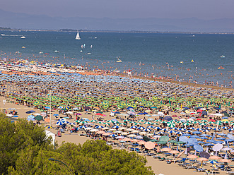 Italien, Udine, Blick auf den Strand mit Sonnenschirmen - BSC000111