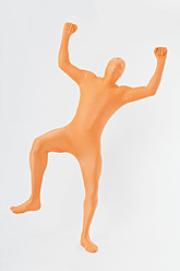 Älterer Mann in orangefarbenem Zentai auf weißem Hintergrund - TCF003009