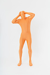 Älterer Mann in orange zentai stehend mit Kopfschmerzen auf weißem Hintergrund - TCF003010