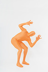 Älterer Mann gestikuliert in orange zentai auf weißem Hintergrund - TCF003011