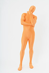 Älterer Mann in orangefarbenem Zentai auf weißem Hintergrund - TCF003017