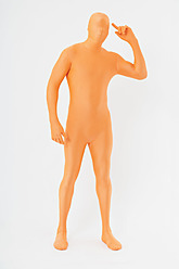 Älterer Mann in orangefarbenem Zentai auf weißem Hintergrund - TCF003018