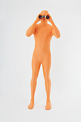 Älterer Mann in orangefarbenem Zentai mit Fernglas auf weißem Hintergrund - TCF003022