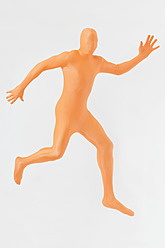 Älterer Mann in orangefarbenem Zentai läuft auf weißem Hintergrund - TCF003024