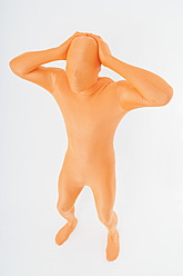 Älterer Mann in orange zentai stehend mit Kopfschmerzen auf weißem Hintergrund - TCF003035