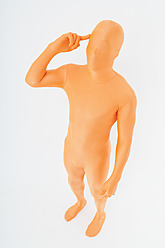 Älterer Mann in orangefarbenem Zentai auf weißem Hintergrund - TCF003036