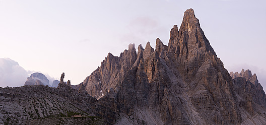 Europa, Italien, Blick auf den Paternkofel im Nationalpark der Sextner Dolomiten - BSCF000117