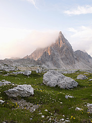 Europa, Italien, Blick auf den Paternkofel im Nationalpark der Sextner Dolomiten - BSCF000118