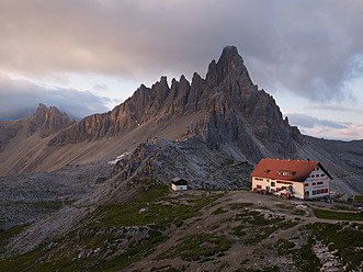 Italien, Blick auf den Paternkofel und die Berghütte bei Sonnenaufgang - BSC000124