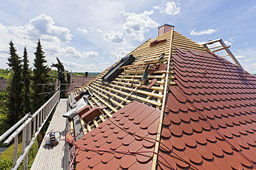 Deutschland, Baden-Württemberg, Stuttgart, Bau eines Daches - WDF001252