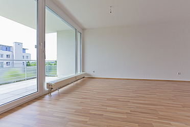 Germany, Baden-Wuerttemberg, Stuttgart, View of living room - WDF001275