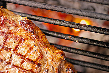 USA, Texas, Rib eye steak on barbecue grill - ABAF000155