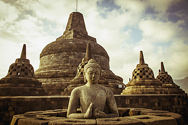 Indonesien, Yogyakarta, Ansicht des Borobudur-Tempels - MBEF000433