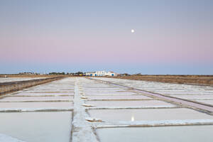 Portugal, Tavira, Vollmond über Salinas - MSF002687