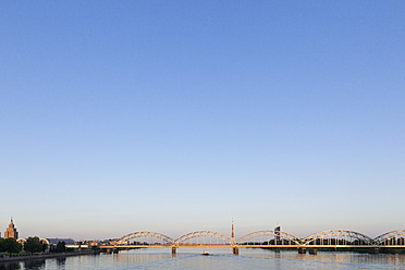 Lettland, Riga, Eisenbahnbrücke über den Fluss Daugava - MSF002690