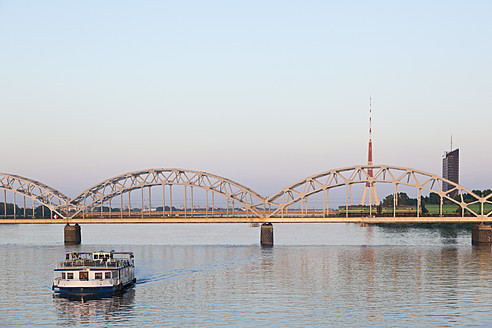 Lettland, Riga, Eisenbahnbrücke über den Fluss Daugava, Fernsehturm im Hintergrund - MSF002691