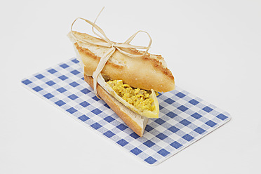 Baguette-Sandwich mit Hühnercurry auf Serviette - GWF001929