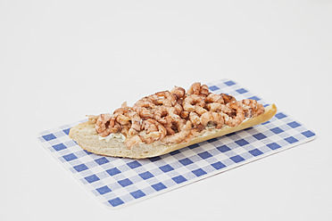 Baguette-Sandwich mit gekochten Shrimps auf Serviette - GWF001930